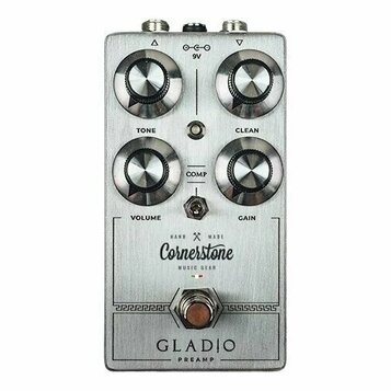 Kovový kytarový předzesilovač stříbrné barvy s nápisem Cornerstone MUSIC GEAR a GLADIO PREAMP. Na horní straně jsou čtyři kovové otočné knoflíky s po…