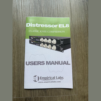 Fotografie zachycuje uživatelskou příručku s nápisem USERS MANUAL. V horní části je zelený pruh s textem Distressor EL8 a CLASSIC KNEE COMPRESSION. U…