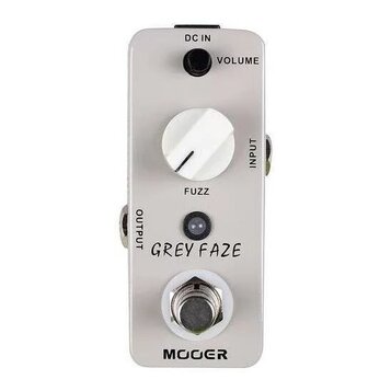 Šedý efekt pedál s bílým ovládacím knoflíkem. Na zařízení jsou nápisy DC IN, VOLUME, INPUT, FUZZ, OUTPUT a model GREY FAZE. Ve spodní části je umístě…