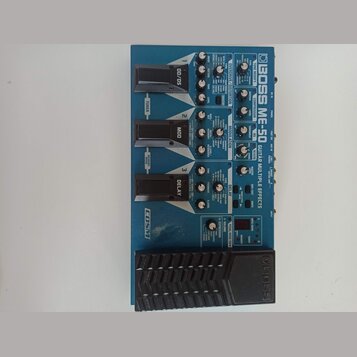 Modré multifunkční efektové pedály s nápisem BOSS ME-50 GUITAR MULTIPLE EFFECTS. Zařízení obsahuje tři stoupací spínače s označením OD/DS, MOD a DELA…