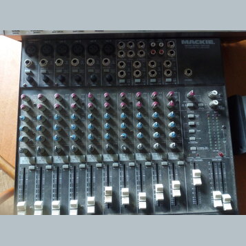 Černý mixážní pult značky MACKIE, model MICRO SERIES 1402-VLZ 16-CHANNEL MIC-LINE MIXER. Zařízení obsahuje několik vstupních kanálů s ovládacími knof…