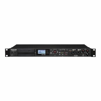 Černý rackový digitální záznamový zařízení s nápisem TASCAM a označením modelu SD-20M. Přístroj má LCD displej, ovládací prvky včetně červeného Multi…