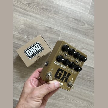 Kytarový efekt pedál zlaté barvy v kovovém provedení. Na zařízení jsou nápisy GH DIABLO, GREGOR HILDEN SIGNATURE a ONKO GERMANY. Pedál má osm černých…