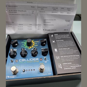 Fotografie zachicuje kytarový efekt v modré barvě s nápisem COLLIDER DELAY+REVERB a logem SOURCE AUDIO. Zařízení má několik ovládacích knoflíků, přep…