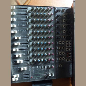 Černý mixážní pult značky MACKIE, model MICRO SERIES 1402-VLZ 16-CHANNEL MIC-LINE MIXER. Zařízení obsahuje několik vstupních kanálů s ovládacími knof…