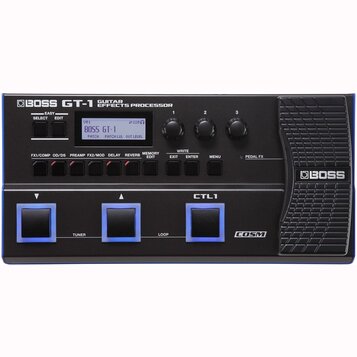 Černý kytarový procesor s nápisem BOSS GT-1 GUITAR EFFECTS PROCESSOR. Zařízení obsahuje displej s textem BOSS GT-1, tři ovládací knoflíky, řadu tlačí…