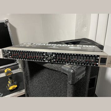 Stříbrné rackové zařízení s černým předním panelem. Na horní části je nápis ULTRAGRAPH PRO a na pravém okraku logo BEHRINGER. Přední panel obsahuje ř…