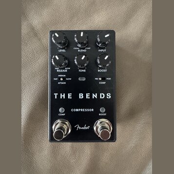 Černý efekt pedál s nápisy THE BENDS a COMPRESSOR. Na horní části jsou ovládací knoflíky s popisky LEVEL, BLEND (CLEAN / COMP), INPUT, RELEASE (FAST…