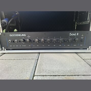 Černý rackový zesilovač s nápisy GLOCKENKLANG a Soul II. Přední panel obsahuje několik vstupů, přepínačů a otočných potenciometrů s popisy Gain, Bass…