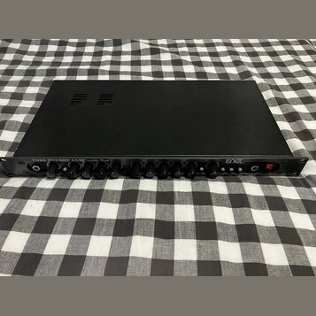 Černý rackový kytarový předzesilovač s nápisem TUBE PREAMP E530 modern Rock a logem ENGL. Přední panel obsahuje řadu ovládacích knoflíků, přepínačů a…