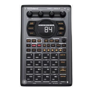Šedý sampler Roland SP-404 s digitálním displejem, který zobrazuje číslo 84. Horní část přístroje obsahuje čtyři ovládací knoflíky s popisky VOLUME,…