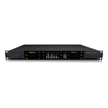 Černý rackový zvukový interface s nápisy Avid, PRO TOOLS | CARBON. Přední panel obsahuje několik ovládacích knoflíků, tlačítka a LED indikátory úrovn…