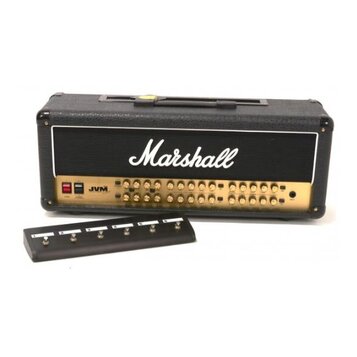 Kytarový zesilovač značky Marshall, model JVM. Má černý kryt s bílým logem a zlatý ovládací panel s řadou otočných knoflíků. Před zesilovačem je umís…