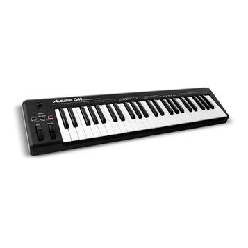 Černý MIDI kontrolér s klávesnicí. Na horním panelu je bílý nápis ALESIS Q49 USB/MIDI KEYBOARD CONTROLLER. Nástroj má v levé části dva ovládací posuv…