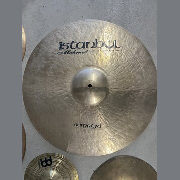 Kruhové činely z kovaného kovu s viditelnou strukturou kladivkování. Na horní části je nápis istanbul Mehmet Handmade Cymbals from Turkey a v dolní č…