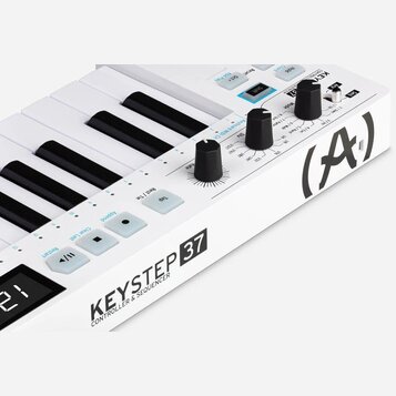 Bílá klávesová kontrola s černými a bílými klávesami. Na spodním panelu je nápis KEYSTEP 37 a pod ním text CONTROLLER & SEQUENCER. Jsou zde vidět ovl…
