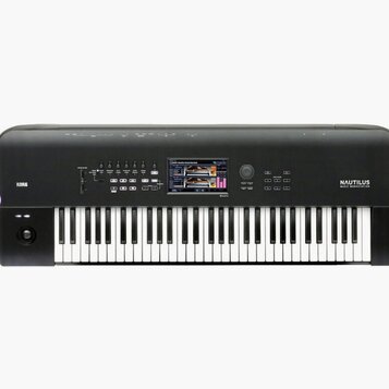 Černý digitální klavír s bílými a černými klávesami. Na levé straně je bílý nápis KORG a na pravé straně nápisy NAUTILUS MUSIC WORKSTATION. Uprostřed…
