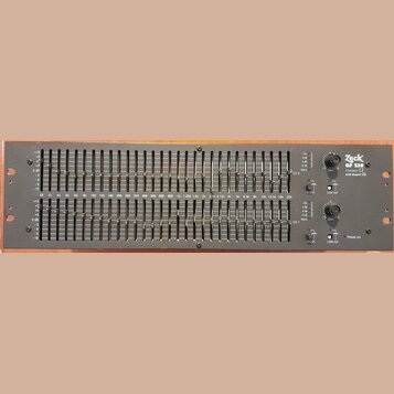 Černý rackový grafický ekvalizér s dvěma kanály ovládacími posuvníky. Na pravé straně je nápis Zeck GF 230 Constant Q 2x30 Graphic EQ. Zařízení obsah…