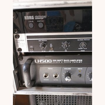 Fotografie zachycuje tři rackové jednotky v kovovém case. Horní zařízení je černý ladič s nápisem KORG pitchblack PRO RACKMOUNT TUNER a dvěma tlačítk…