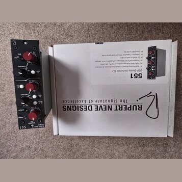 Černý zvukový modul 500 Series Inductor EQ značky Rupert Neve Designs. Na předním panelu jsou umístěny čtyři červené a dva černé otočné ovladače s bí…