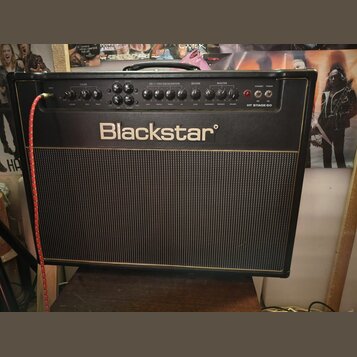 Černý kytarový kombo zesilovač značky Blackstar s modelem HT STAGE 60. Na horním ovládacím panelu jsou knofíky rozdělené do sekcí CLEAN, ISF / EQ (oz…