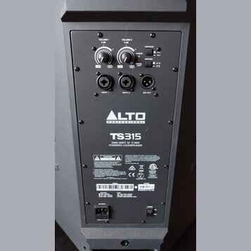 Zadávací panel černého aktivního reproduktoru značky ALTO PROFESSIONAL, model TS315. Nápis pod modelem uvádí 2000-WATT 15" 2-WAY POWERED LOUDSPEAKER.…