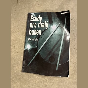 Fotografie zobrazuje sešit s názvem Etudy pro malý buben, jehož autorem je Martin Vaigl. V pravém horním rohu je logo muzikus. Na obálce je černobílá…
