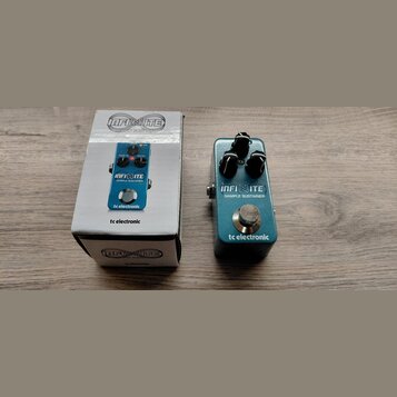Modrá kytarový efekt pedál s nápisy INFINITE SAMPLE SUSTAINER a tc electronic. Pedál má tři černé ovládací knoflíky s popisky LEVEL, FADE IN a DECAY.…