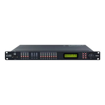 Černý rackový DSP procesor s nápisem XP-4080 DSP Processor. Zařízení obsahuje USB port, RS232 konektor, LED indikátory pro 4 vstupy (INPUTS) a 8 výst…