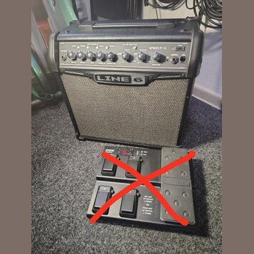 Černý kytarový kombo zesilovač s nápisem LINE 6 a označením modelu SPIDER IV 15. Před zesilovačem je umístěn černý nožní spínací pedalboard značky LI…
