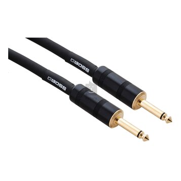 Dvě černé audio kabelové konektory se zlatými hroty. Na černých gumových krytech je bílý nápis BOSS. Povrch konektorů má v horní části vroubkování pr…
