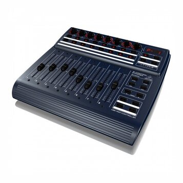 Tmavě modrý USB MIDI kontrolér s osmi posuvníky a řadou bílých tlačítek. Na pravé straně je vidět nápis „b-control / pioneer“ a modelové označení „SC…