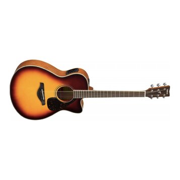 Akustická kytara s cutawayem v barevném přechodu od žluté přes oranžovou k hnědé. Na hlavě hmatníku je bílý nápis YAMAHA a logo znázornující vidličku…