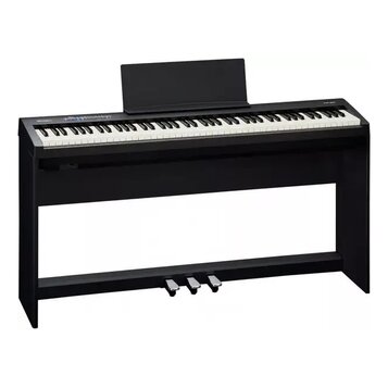 Černý digitální piano s bílými a černými klávesami, umístěný na matchingovém černém stojanu. Na pravé straně ovládacího panelu je nápis Privia. Nástr…
