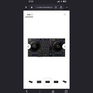 Černý DJ kontrolér s dvěma jog-wheels a centrálním mixážním sekcí. Na spodní části je vidět bílý nápis Pioneer DJ. Zařízení obsahuje zahlreiche modré…