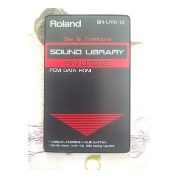 Černá paměťová karta s nápisy. V horní části je bílé logo Roland a označení SN-U110-12. Uprostřed je červený pruh s textem SOUND LIBRARY a pod ním da…