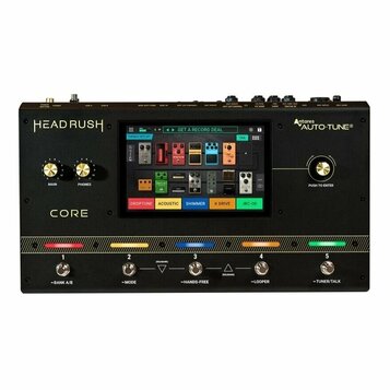 Černý multiefektový procesor s nápisy HEADRUSH a CORE. Na přední straně je umístěn displej zobrazující virtuální pedály s názvy DROPTUNE, ACOUSTIC, S…