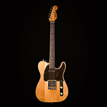 Elektrická kytara s přírodním dřevem těla a hředu. Na hlavě je viditelný nápis „Dunlop“. Kytara má tmavý hrací prkno a tmavě hnědý pickguard s bílými…