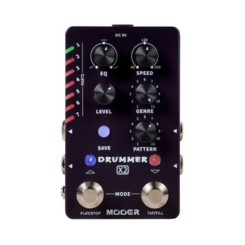 Černý kytarový pedál s nápisy DRUMMER X2 a MOOER. Zařízení má tři otočné potenciometry s popisky EQ, SPEED a LEVEL, dvě voličové přepínače GENRE a PA…