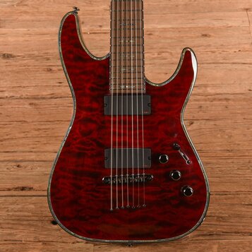 Tělo elektrické kytary s červeným plamenovitým javorovým topem a tmavě červeným lemováním. Nástroj má dva černé humbuckery, tři černé oválné knofíky…