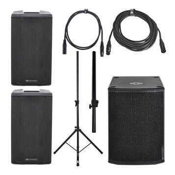 Sada černého zvukového vybavení obsahující dva vysoké reproduktory, jeden subwoofer a jeden stativ. Na spodní části reproduktorů je viditelný nápis d…