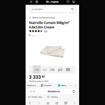 Snímek zachycuje krémovou textilní záclonu značky Stairville. Látka je složená do několika vrstev a v horní části jsou vidět kovová očka pro zavěšení…