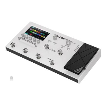 Bílý kytarový procesor s černým expresním pedálem. Na horní straně je barevný displej, několik ovládacích knoflíků a nápisy NUX MG-50Li MODELLING PRO…