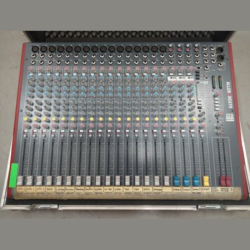 Šedý mixážní pult značky ALLEN & HEATH, model ZED 22FX. Zařízení je umístěno v transportním kufru a má řadu vstupních kanálů s posuvníky a ovládacími…