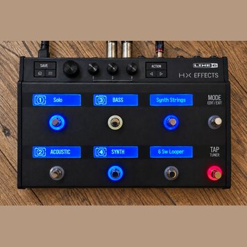 Černý kytarový efektový pedál s nápisem LINE 6 a H X EFFECTS. Zařízení má dvě řady tlačítek s modře podsvícenými nápisy: Solo, BASS, Synth Strings, A…
