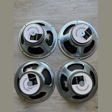 Čtyři reproduktory s kovovými rámy a černými membránami. Na bílých štítcích je u všech uvedeno „PROFESSIONAL LOUDSPEAKER“, značka „CELESTION“ a model…
