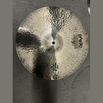Kovový činel s výrazným kovaným povrchem (hammered). Na pravé straně je černý nápis Paiste 2002 TRADE MARK. V dolní části je uveden text TOP BIG BEAT…