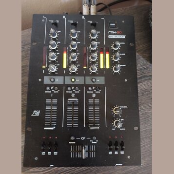 Černý DJ mixér s nápisem RMX-30 a logem RELOOP. Zařízení má tři kanály s ovládacími knoflíky pro GAIN, HIGH, MID a LOW, tři vertikální faderové posuv…