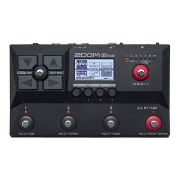 Černý basový procesor značky ZOOM, model B2 FOUR. Zařízení má digitální displej s nápisy Bass Driver PREAMP, DYNAMIC COMPRESSOR a GOAT2018, čtyři ovl…