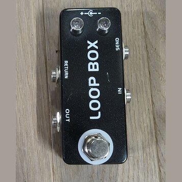 Černý obdélníkový efektový pedál s nápisem LOOP BOX. Na horní straně jsou dvě kontrolky a symbol napájení, v dolní části je kovový spínací tlačítko.…